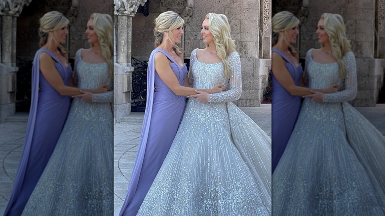 Marla Maples dans une robe violette debout à côté de Tiffany Trump dans une robe de mariée