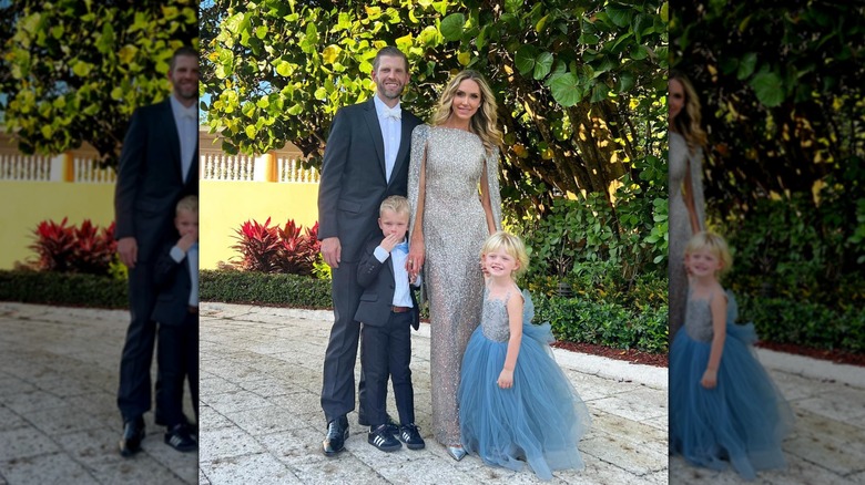 Lara Trump debout dans une robe argentée avec Eric Trump et deux jeunes enfants
