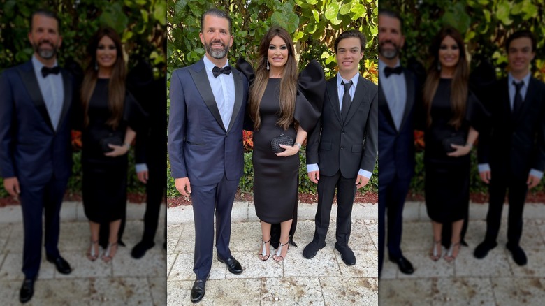 Kimberly Guilfoyle vêtue d'une robe noire, aux côtés de Don Trump Jr. et d'un adolescent