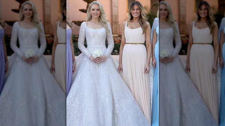 Tiffany Trump dans sa robe de mariée debout à côté de Melania Trump dans une robe colonne couleur crème