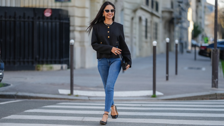 Une femme portant un jean skinny et une veste noire en janvier 2025 à Paris