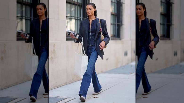 Une femme portant un denim foncé avec un blazer à New York