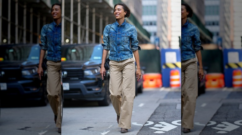 Une femme portant une veste ajustée et un pantalon beige