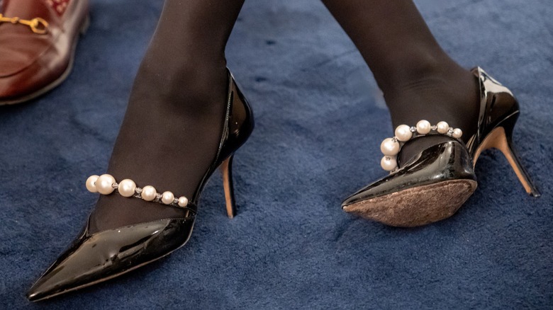 Une personne portant des chaussures allongées à bout pointu