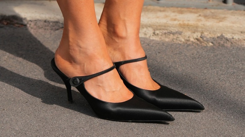 Une personne portant des chaussures mules à talons bas