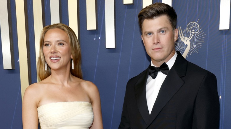 Scarlett Johansson et Colin Jost sur le tapis rouge des Emmys 2025