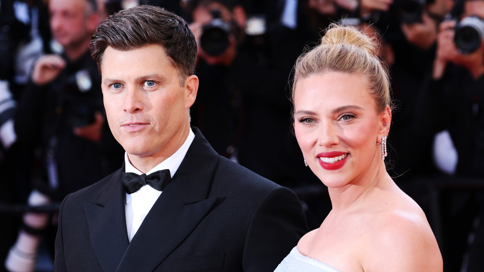 Moments inconfortables de Scarlett Johansson et Colin Jost filmés