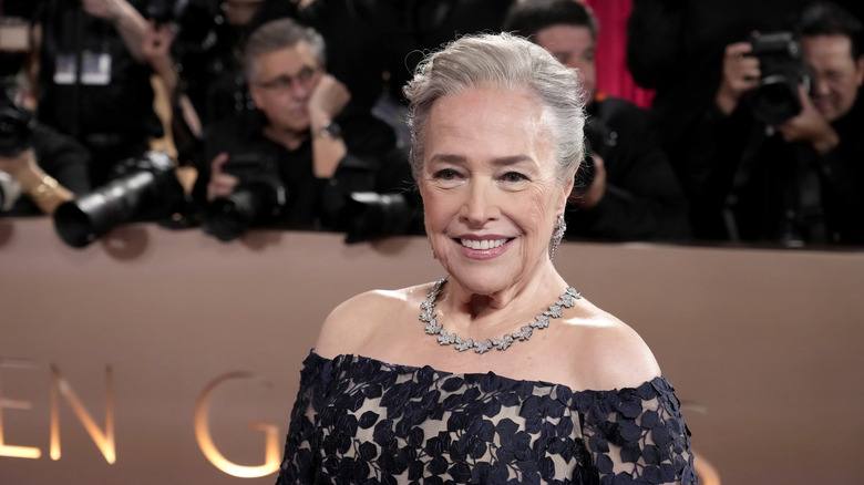 Kathy Bates sur le tapis rouge des Golden Globe Awards en 2026