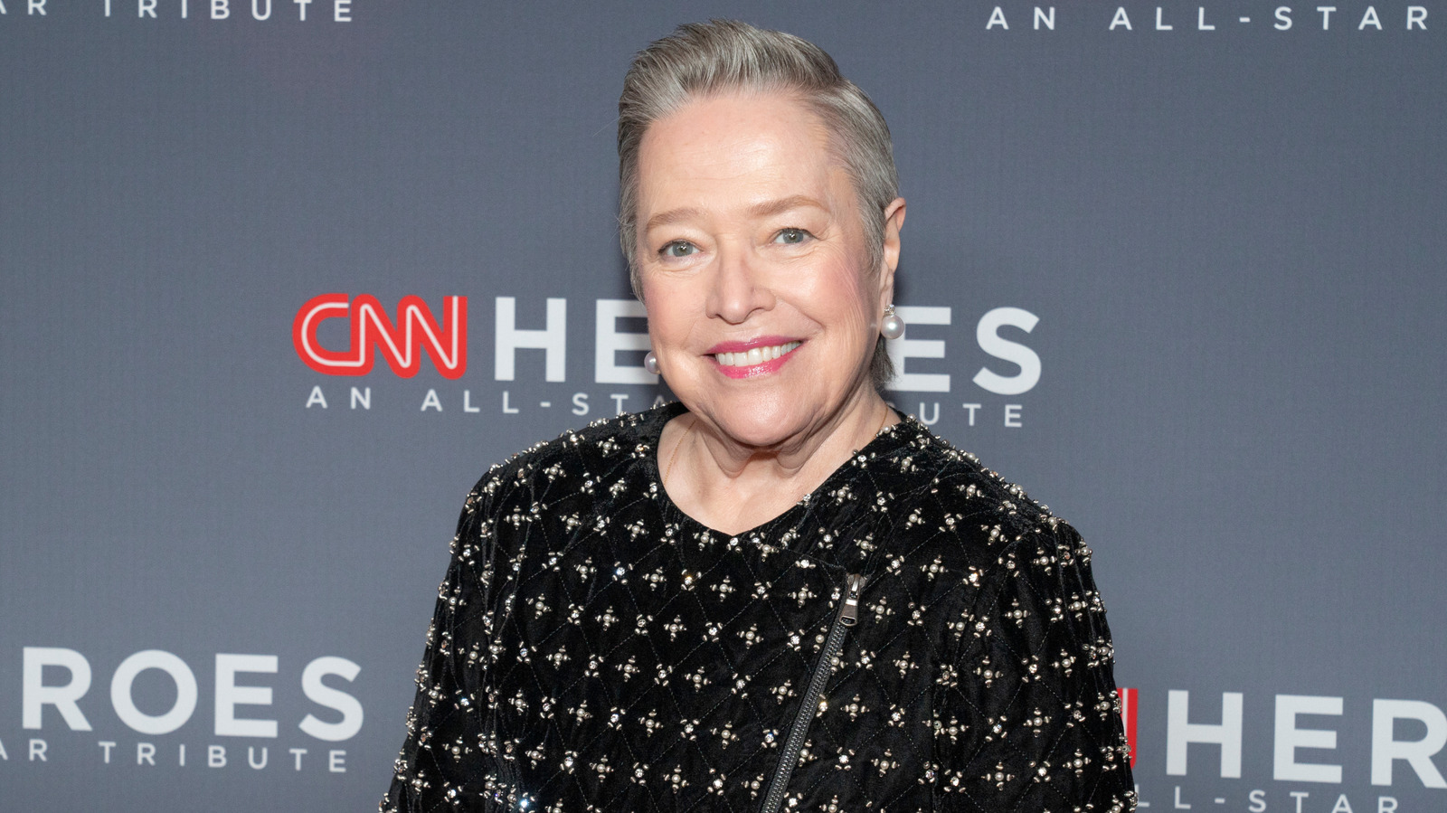 Les photos côte à côte mettent en évidence la transformation sauvage du «visage Ozempic» de Kathy Bates