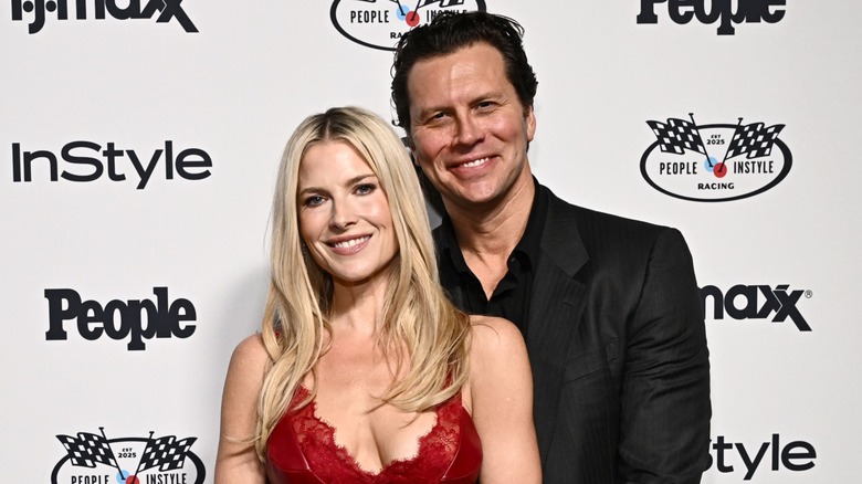 Hayes McArthur avec ses bras autour d'Ali Larter sur le tapis rouge