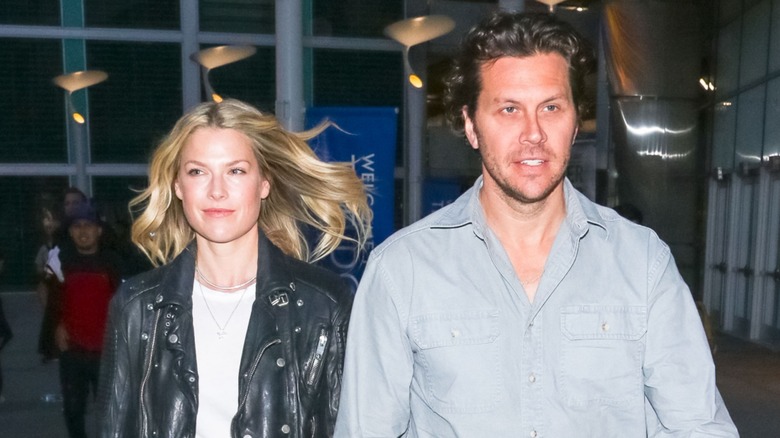 Hayes MacArthur et Ali Larter traversant ensemble l'aéroport