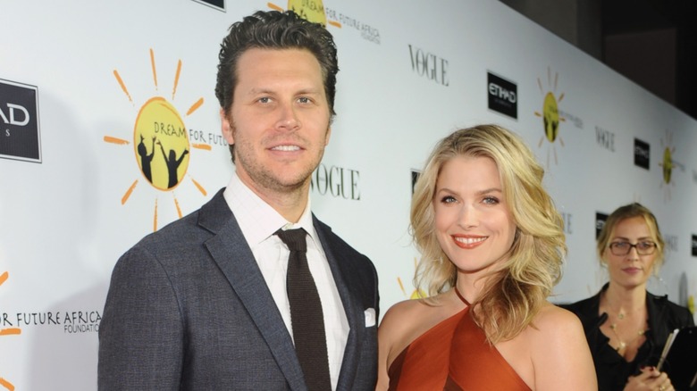 Hayes MacArthur et Ali Larter souriant ensemble sur le tapis rouge