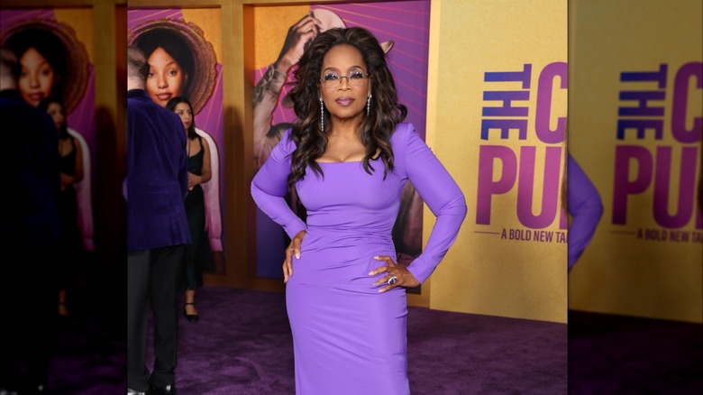 Oprah Winfrey porte une robe violette