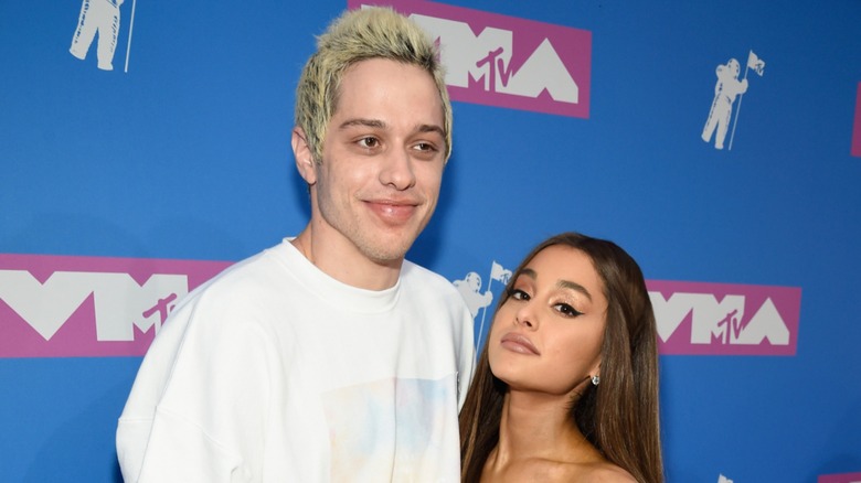 Ariana Grande posant avec Pete Davidson sur le tapis rouge