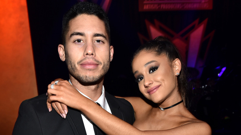 Ricky Alvarez et Ariana Grande posant pour une photo, les bras de Grande enroulés autour d'Alvarez