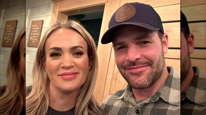 Carrie Underwood et Mike Fisher souriant ensemble