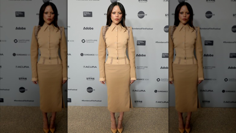 Jenna Ortega portant une tenue beige