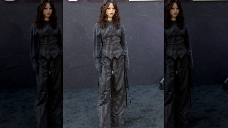 Jenna Ortega dans une tenue grise