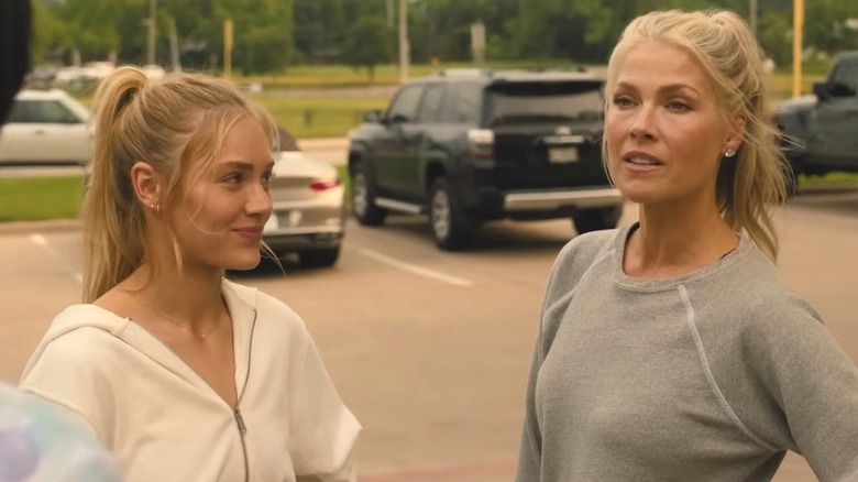 Photo de Michelle Randolph et Ali Larter portant des queues de cheval en désordre dans le rôle d'Ainsley et Angela. 