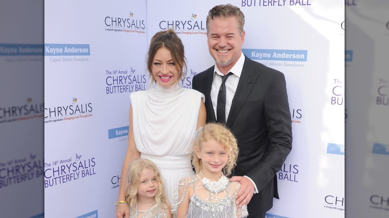 Rebecca Gayheart et Eric Dane souriants sur le tapis rouge avec leurs deux jeunes filles
