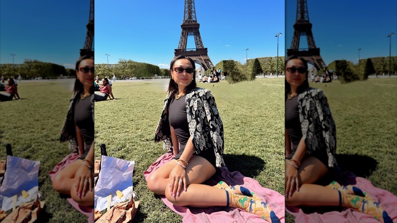 Mary Yashan Gui, la fondatrice de Sock Candy, pose devant la Tour Eiffel pour une photo