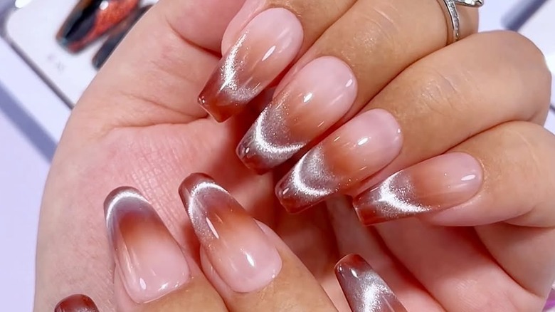 Marron ombré français avec ligne de sourire œil de chat argenté