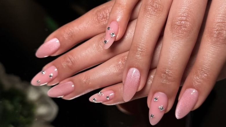 Ongles en amande œil de chat rose avec accents de cristal