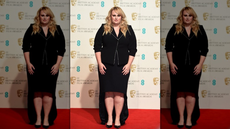 Rebel Wilson aux BAFTA posant sur le tapis rouge