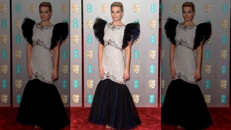 Margot Robbie porte une robe à volants