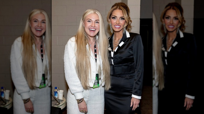 Erika Kirk en costume blanc debout à côté d'une femme en tailleur jupe noire