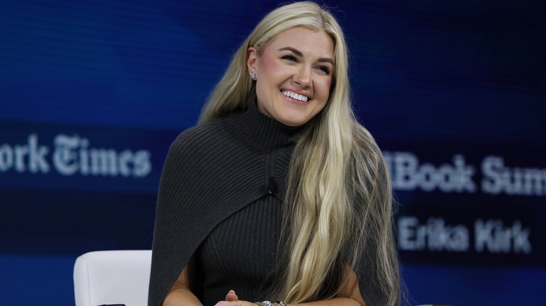 Erika Kirk dans une robe cape grise sur scène à New York