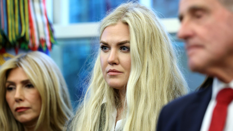 Erika Kirk dans le bureau ovale avec des cheveux longs et en désordre