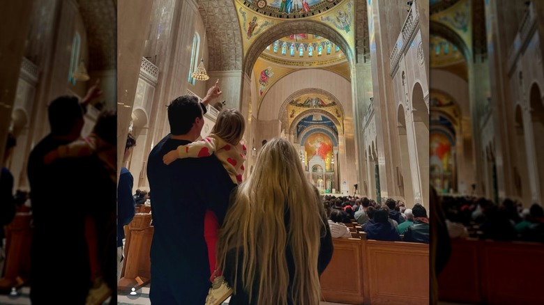 Erika Kirk et sa famille dans une église, dos à la caméra