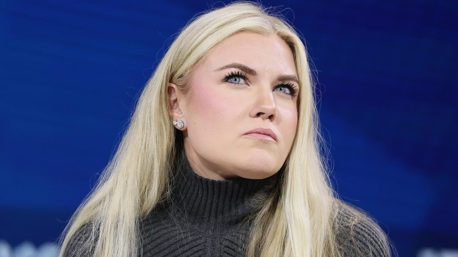 9 fois où les extensions de cheveux coûteuses d'Erika Kirk semblaient désespérément en désordre