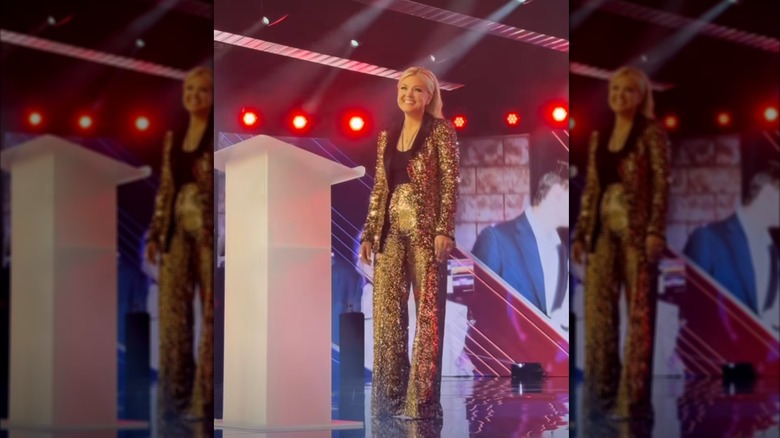 Erika Kirk dans un tailleur-pantalon doré en décembre 2025