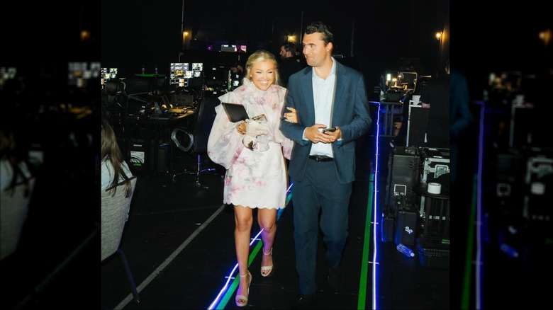 Erika et Charlie Kirk bras dessus bras dessous lors d'un événement