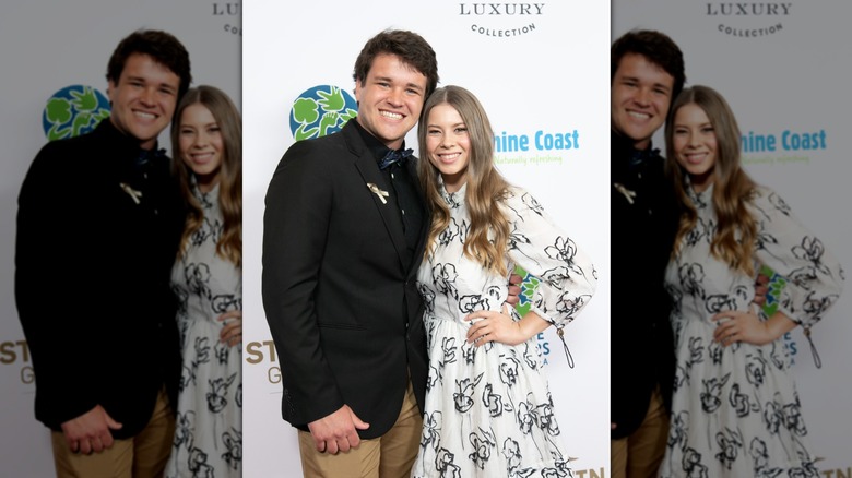Bindi Irwin à côté de Chandler Powell sur le tapis rouge