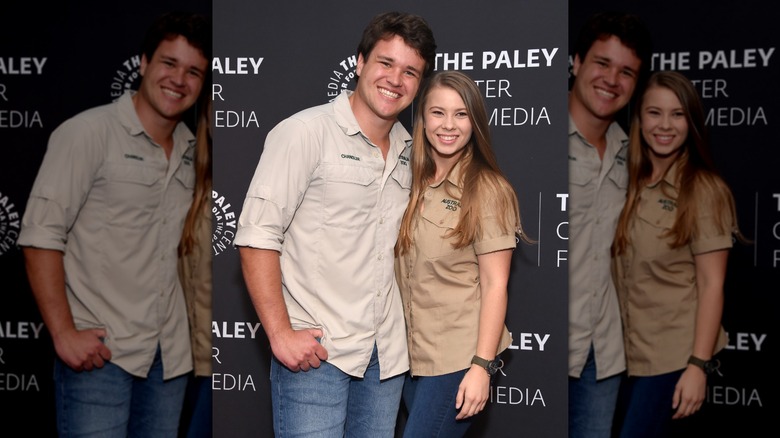 Bindi Irwin et Chandler Powell sur le tapis rouge en chemises beiges
