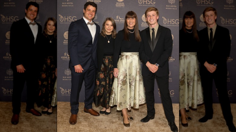 Bindi Irwin et Chandler Powell sur le tapis rouge avec sa mère, Terri Irwin, et son frère Robert Irwin