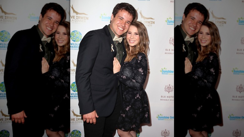 Bindi Irwin et Chandler Powell sur le tapis rouge vêtus de noir