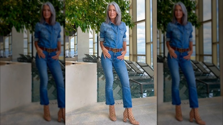 femme plus âgée en jeans clairs
