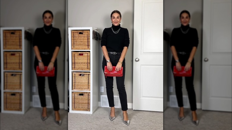 femme plus âgée en jeans noir