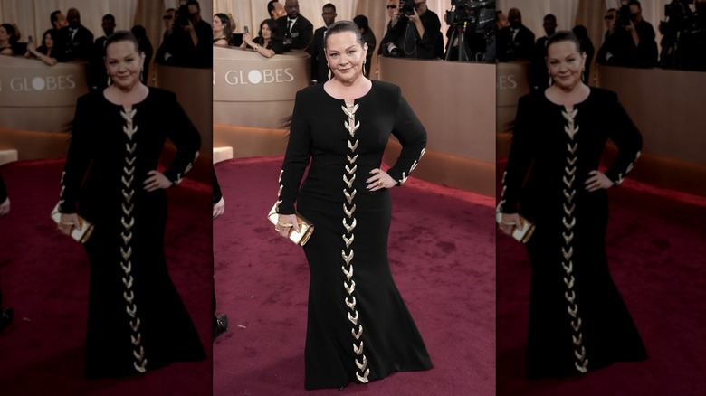 Melissa McCarthy posant dans une longue robe noire aux Golden Globes