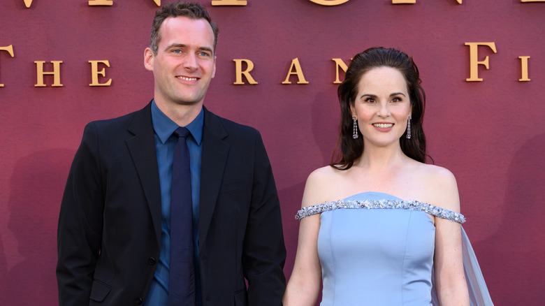 Jasper Waller-Bridge et Michelle Dockery posant