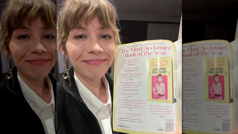 Jennette McCurdy tenant une page de magazine qui appelle son livre 