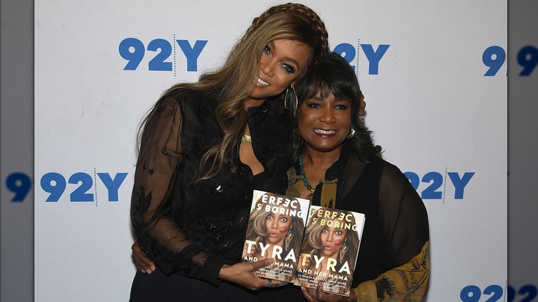 Tyra Banks et sa mère posant avec des exemplaires de leur livre 