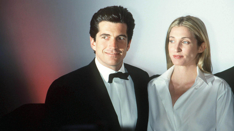 John F. Kennedy Jr. en smoking, à côté de Carolyn Kennedy en blouse blanche