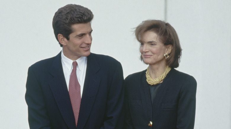 John F. Kennedy Jr. et sa mère, Jackie Kennedy, lors de l'ouverture de la bibliothèque JFK à Boston
