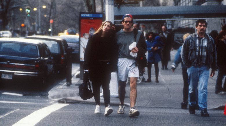 John F. Kennedy Jr. et Carolyn Bessette marchant côte à côte à New York