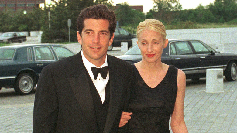 John F. Kennedy Jr. et Carolyn Bessette en robe noire lors d'un événement